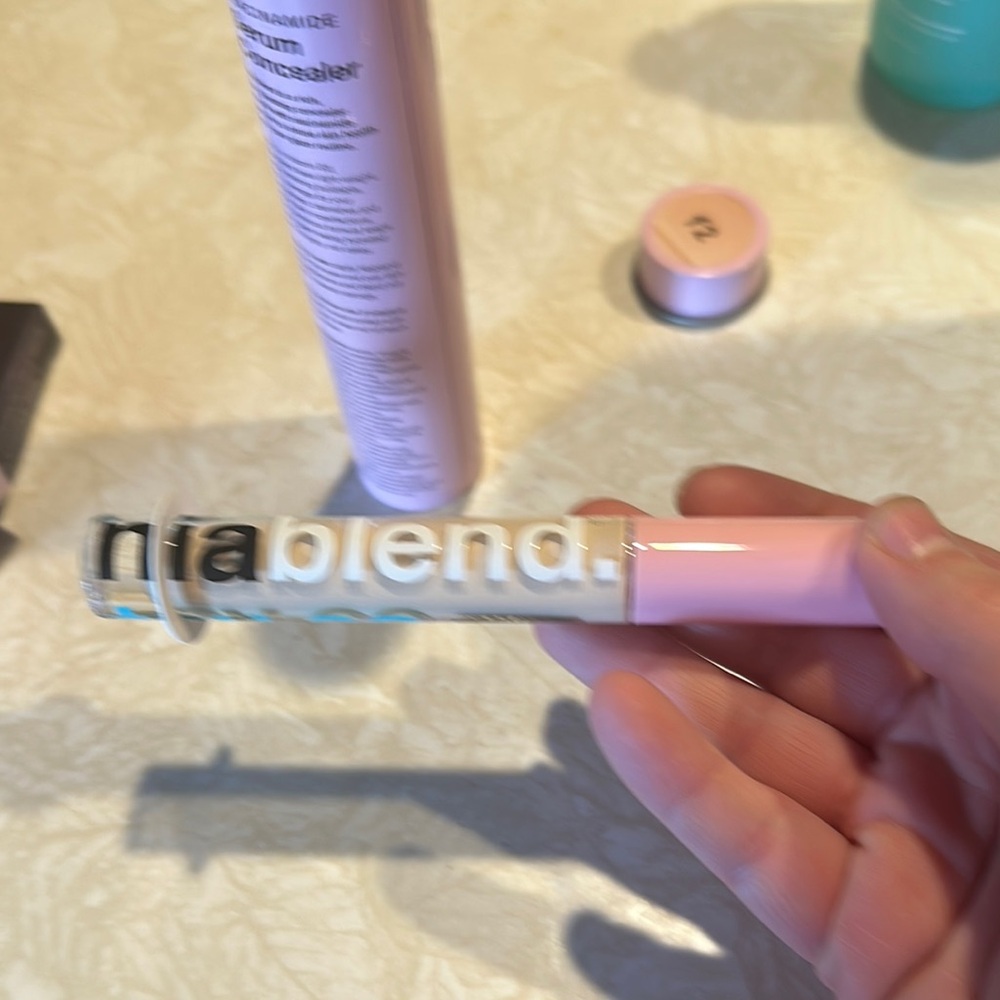 Pink Concealer Makeup Tool - Picture 3 of 6